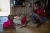 Zeriko (au milieu), 9mois, et Elna sont des jumeaux. Eliane joue avec eux à la maison lorsque que leur mère est occupée à preparer le déjeuner du midi.