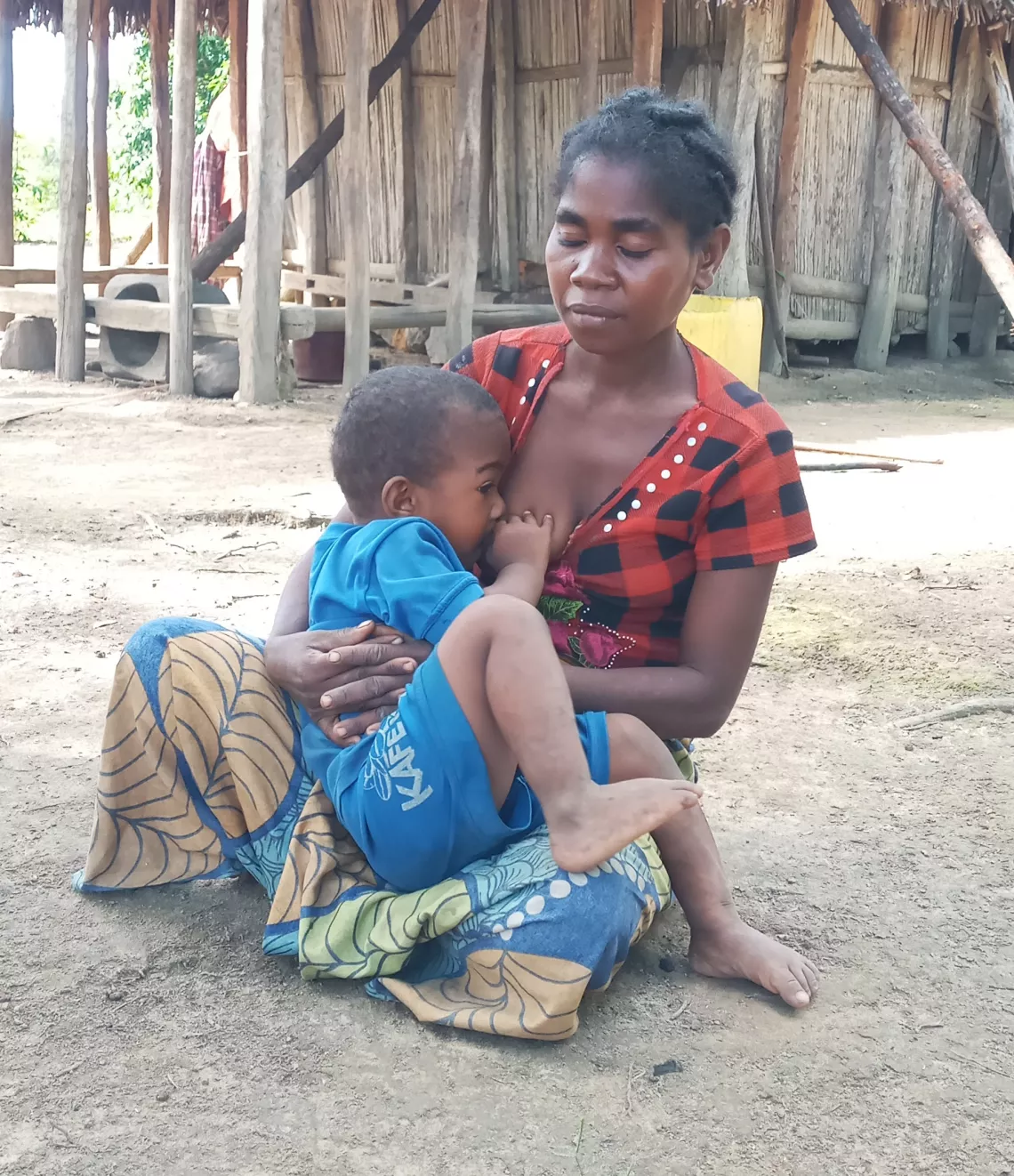 Babao, 25 ans est b&eacute;n&eacute;ficiaire de l&rsquo;allocation Zara Mira avec son Mari et ses 2 enfants  