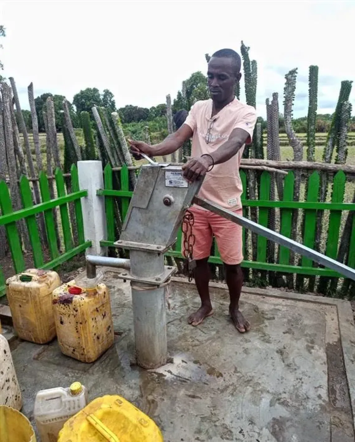 Emmanuel en pleine s&eacute;ance de sensibilisation sur les bonnes pratiques d&rsquo;hygi&egrave;ne et d&rsquo;usage du point d&rsquo;eau.