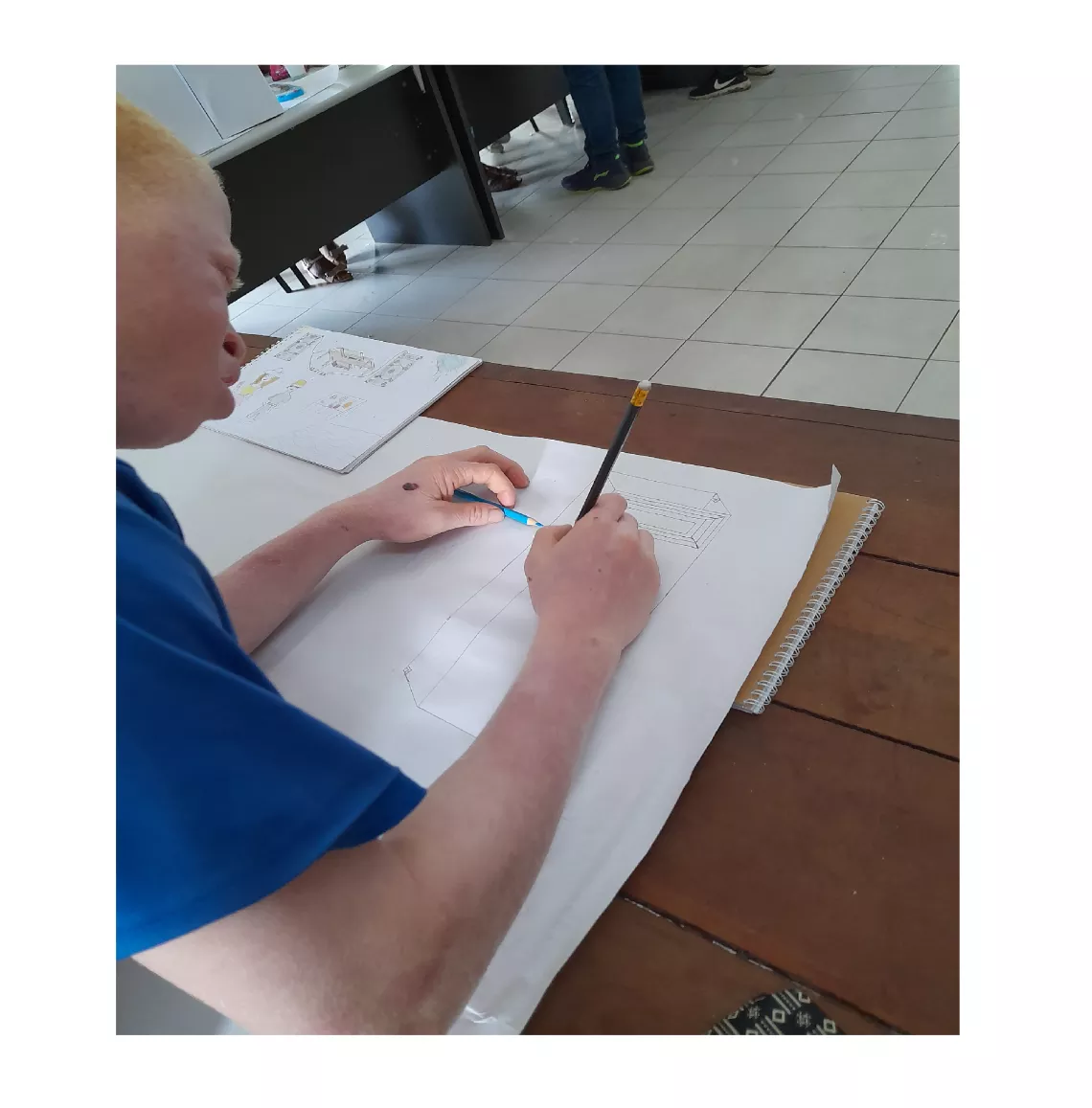 Ben plong&eacute; dans son dessin pour illustrer le livre de conte