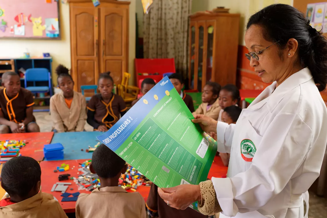 Evelyne, a teacher, explaining the objectives of the LEGO Build the Change workshop to her students. 