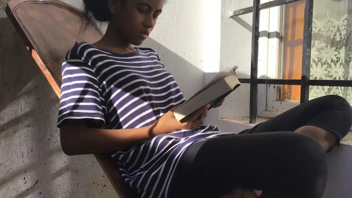 Antsa Safidy en train de lire