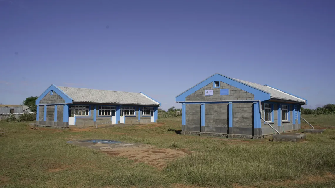 Deux nouveaux batiments avec 5 salles de classes pour le CEG Sihanamaro.  