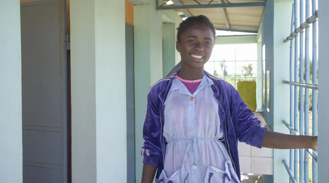 Portrait d&rsquo;Olivia, 14 ans, nouvellement admise en classe de 5ᵉ au CEG Sihanamaro, o&ugrave; elle poursuit d&eacute;sormais sa scolarit&eacute; dans un environnement plus adapt&eacute;.
