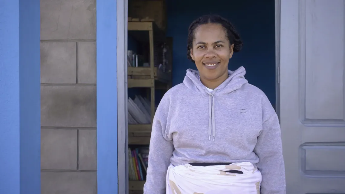 Safidisoa Sailambo, directrice du CEG Sihanamaro, engag&eacute;e pour offrir aux &eacute;l&egrave;ves un environnement scolaire plus adapt&eacute; et propice &agrave; leur r&eacute;ussite.