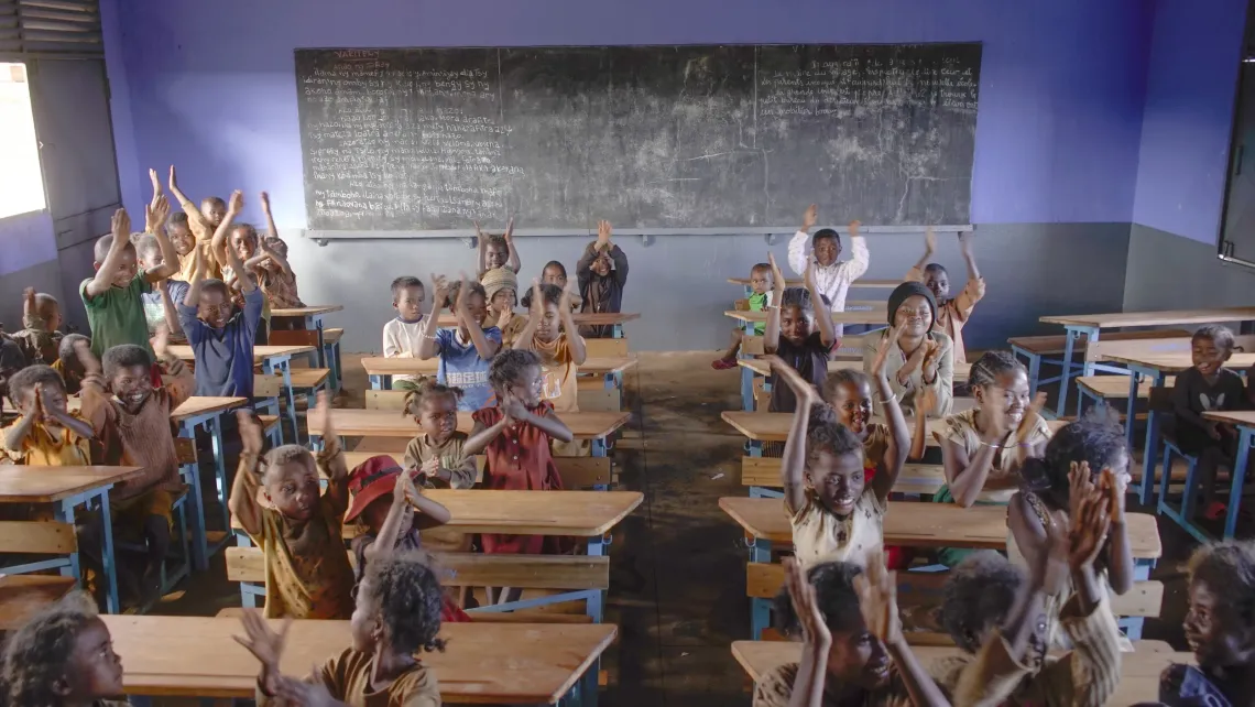 Les &eacute;l&egrave;ves prennent place dans leur nouvelle salle de classe, d&eacute;sormais &eacute;quip&eacute;e et am&eacute;nag&eacute;e pour offrir de meilleures conditions d&rsquo;apprentissage.
