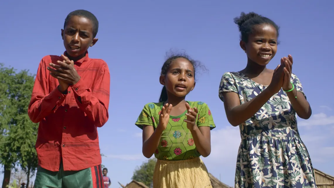 Les enfants de Justine profitent de la belle journ&eacute;e pour jouer avec les autres enfants du village