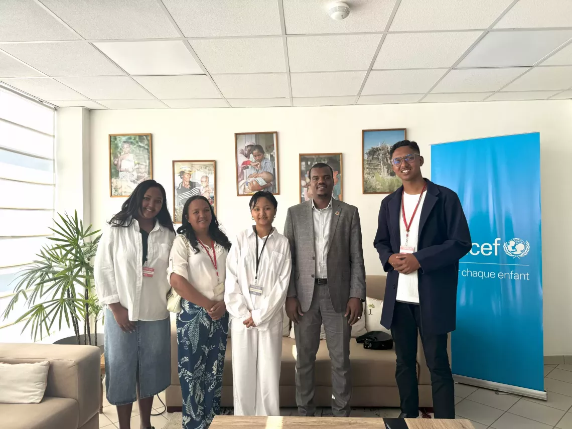 C&eacute;r&eacute;monie de signature contrat Fy, Youth Advocate 