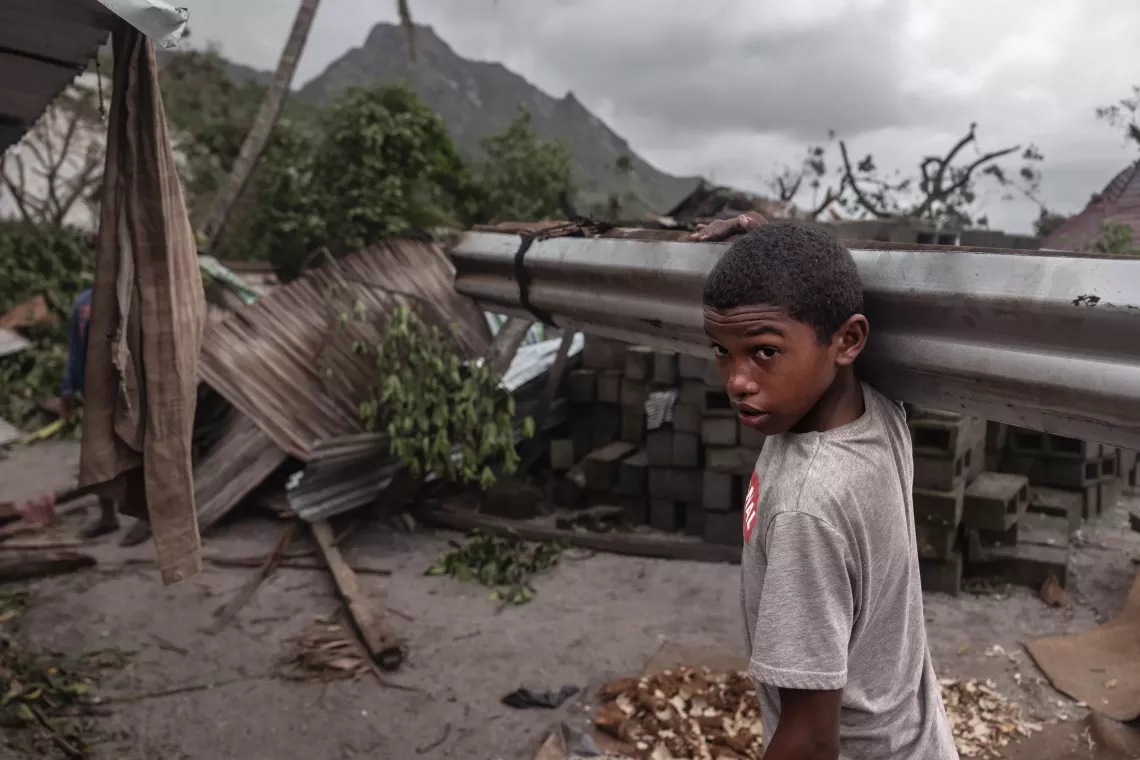 Th&eacute;o Michele, 15 ans, tente de r&eacute;cup&eacute;rer les t&ocirc;les encore intactes