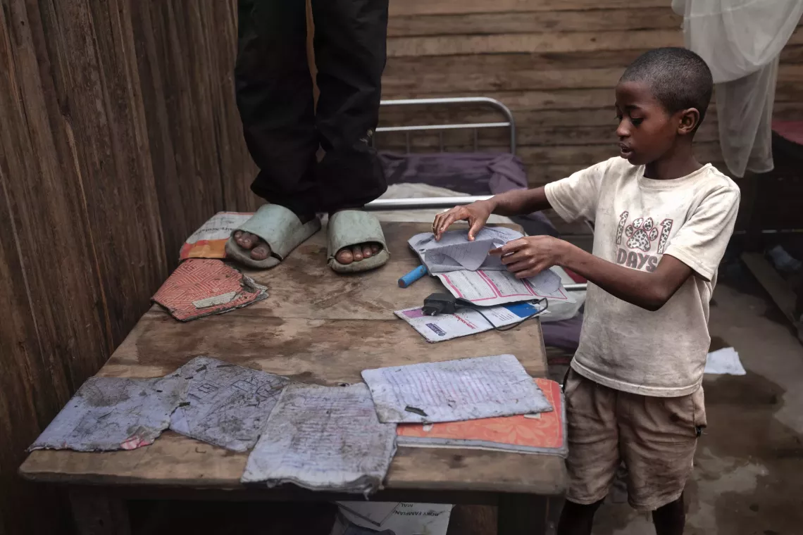 Tolin, 13 ans, tente de faire s&eacute;cher ses cahiers