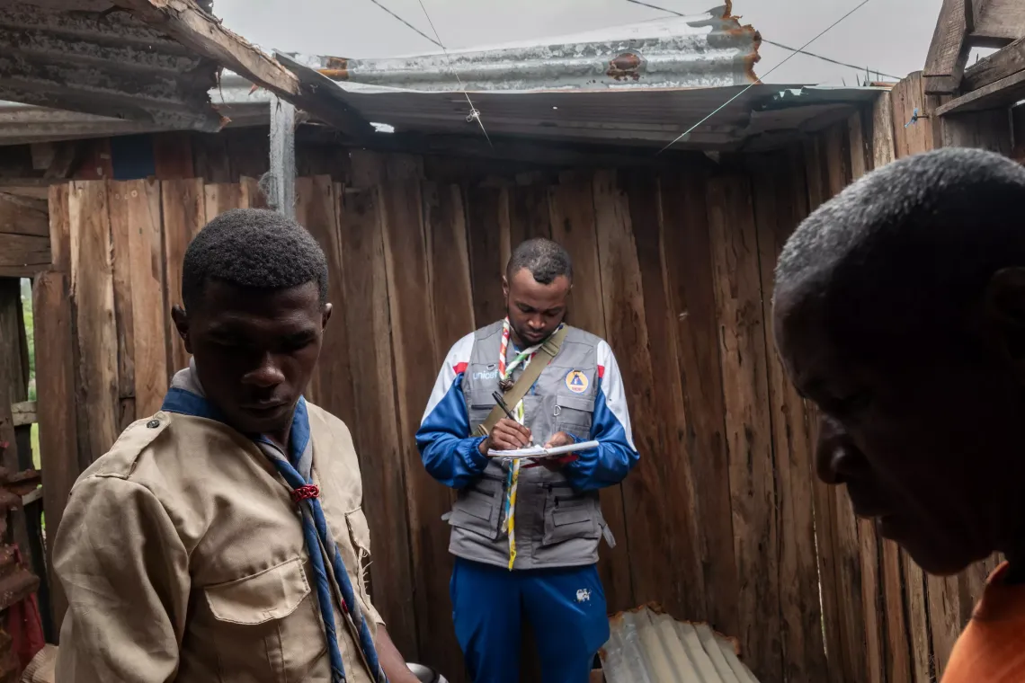 Les scouts et les volontaires soutiennent le minist&egrave;re de la Population dans l'&eacute;valuation des d&eacute;g&acirc;ts