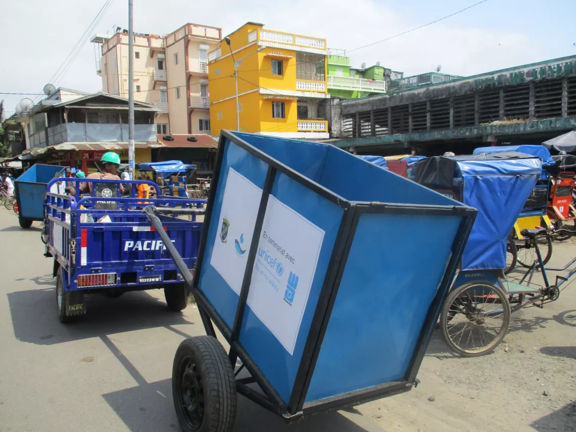 Charrette et moto tricycle avec benne, nouveaux mat&eacute;riels pour la collecte des d&eacute;chets
