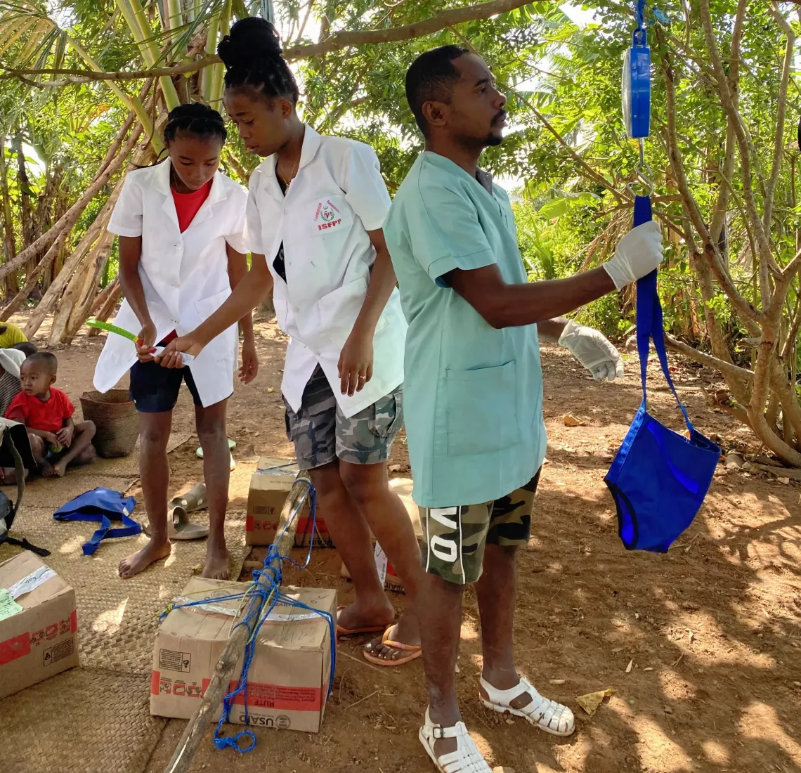 An hour and a half later, the mobile team arrives at Miarinarivo, where the community has been patiently waiting. 
