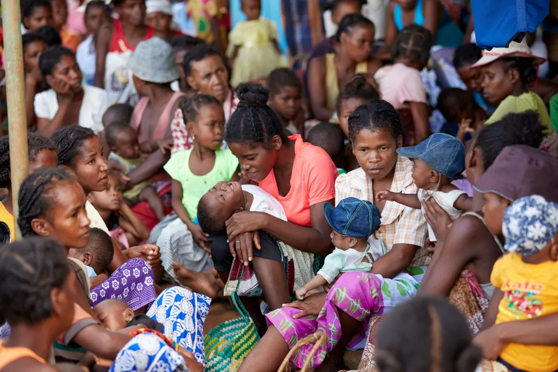 Plusieurs m&egrave;res et enfants venus en masse au centre de sant&eacute; d&rsquo;Anosy Tsararafa pour le d&eacute;pistage et la prise en charge de la malnutrition. 