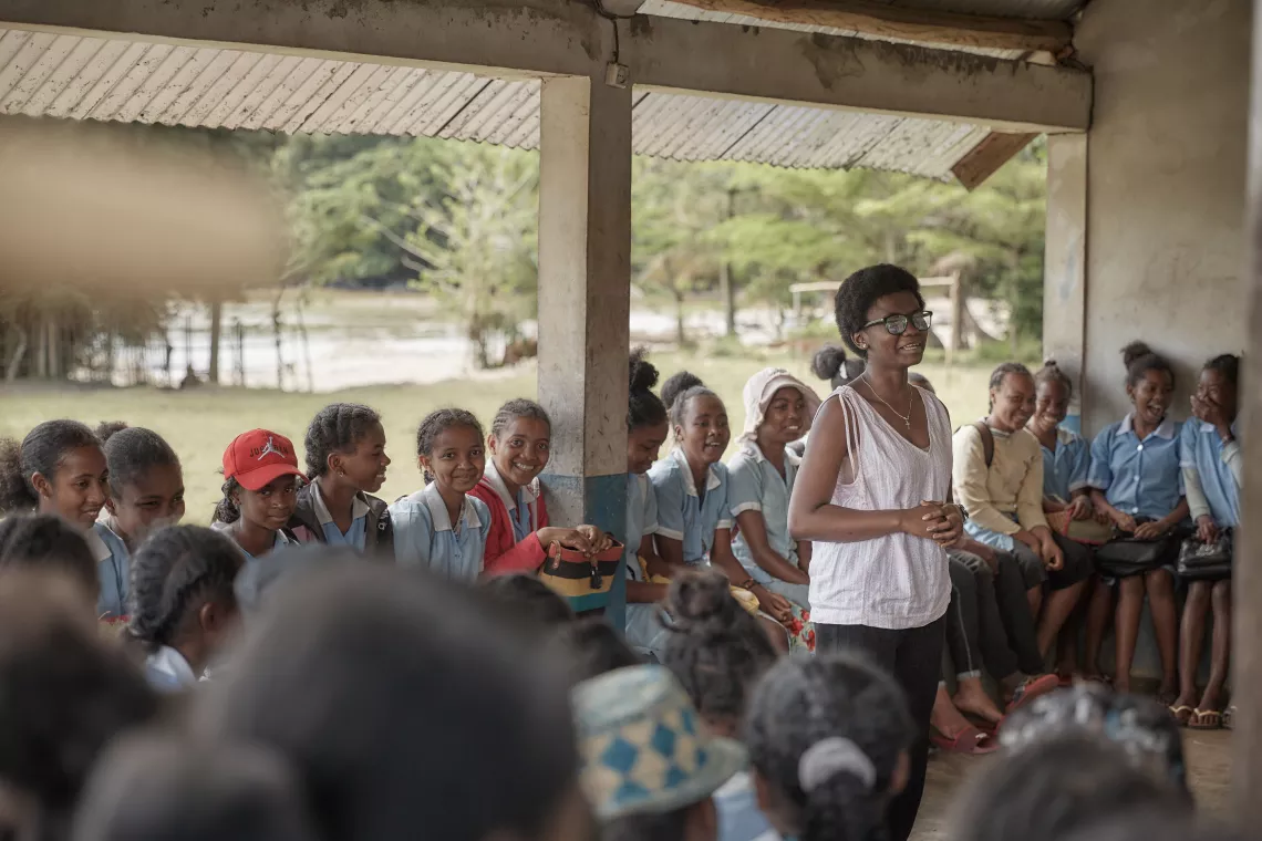Casmira visite son ancien CEG Ambataria, b&eacute;n&eacute;ficiaire du programme Back To School and Learning appuy&eacute; par l&rsquo;UNICEF, o&ugrave; elle sensibilise ses pairs sur l&rsquo;importance de l&rsquo;&eacute;ducation