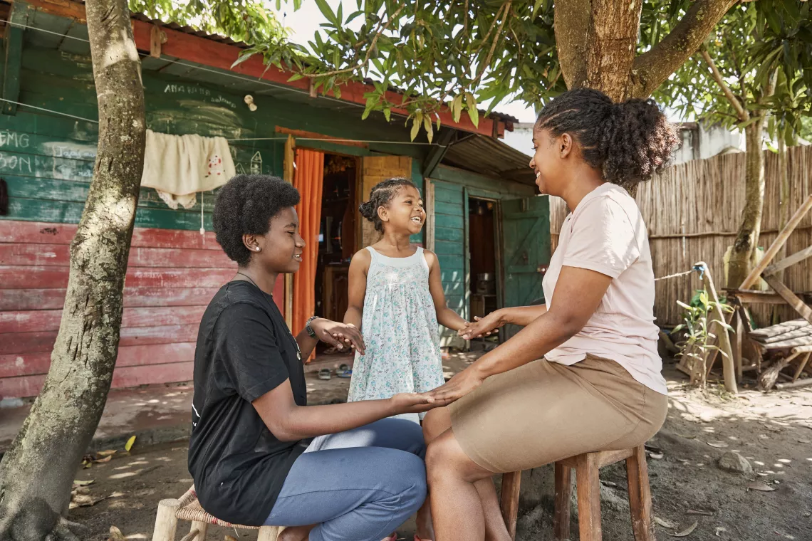 Casmira, son amie Tatiana de 25 ans et sa fille Ayla de 8 ans jouent ensemble