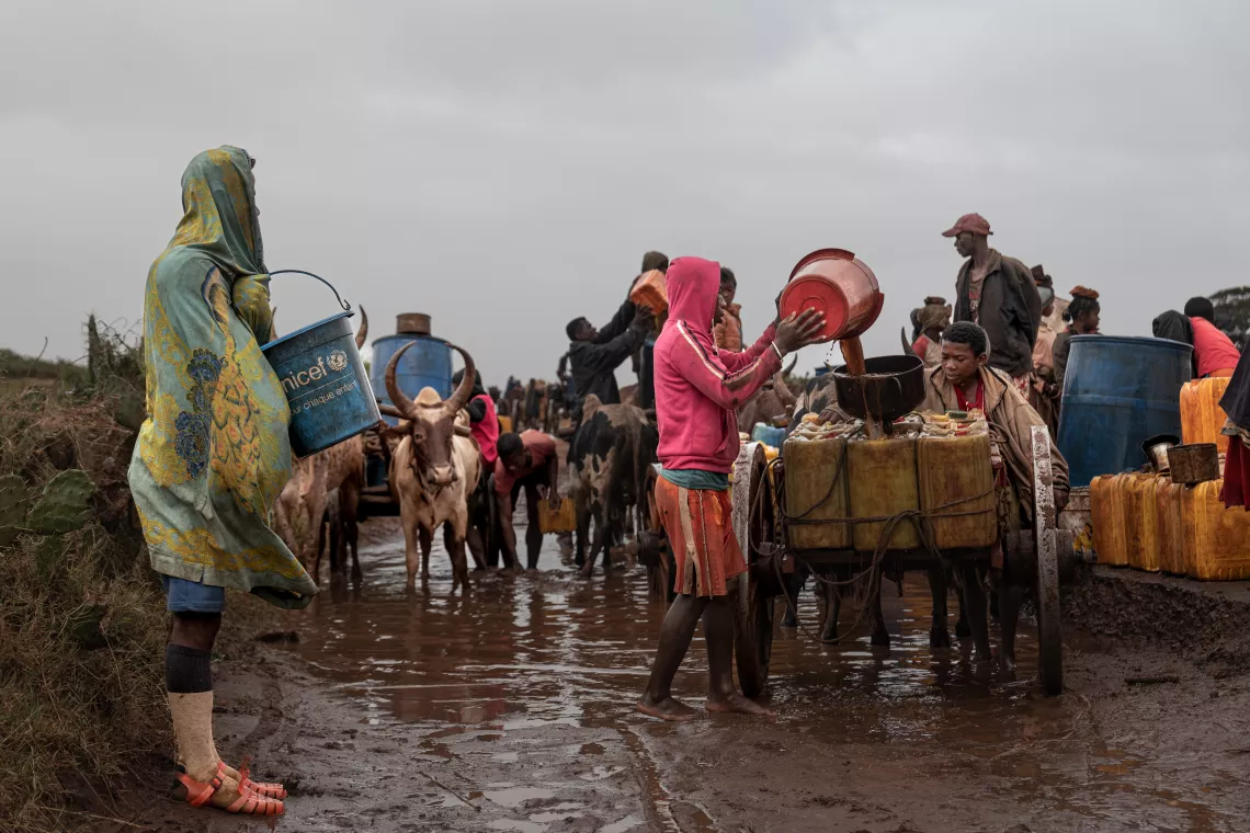 Collecter l'eau sur la route d'Ambovombe