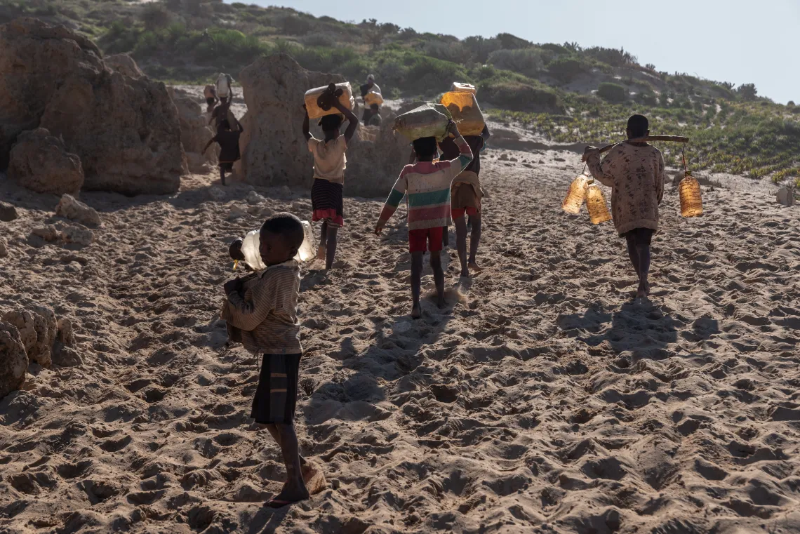 les enfants continuent de parcourir cinq kilom&egrave;tres pour s&rsquo;approvisionner au puits