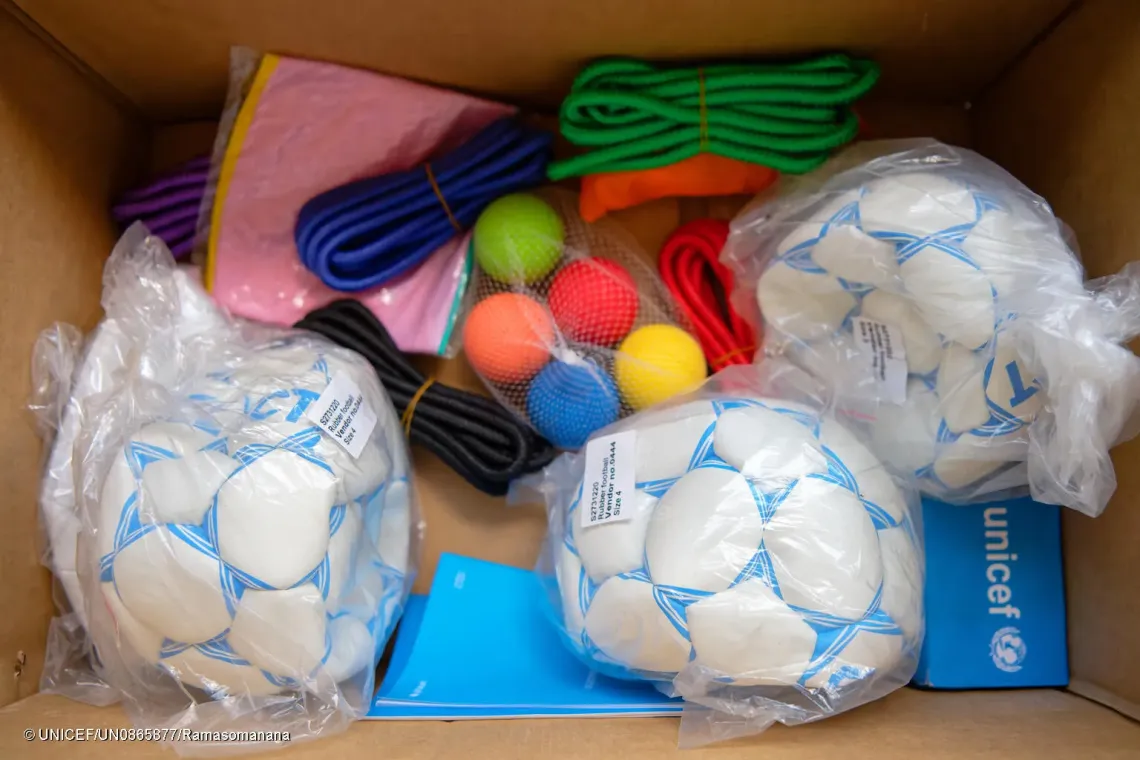 Des kits r&eacute;cr&eacute;atifs, notamment des ballons, des cordes &agrave; sauter et d&rsquo;autres &eacute;quipements, ont &eacute;galement &eacute;t&eacute; remis afin de permettre aux enfants de jouer, de r&eacute;duire le stress et d&rsquo;encourager le retour &agrave; l&rsquo;&eacute;cole.