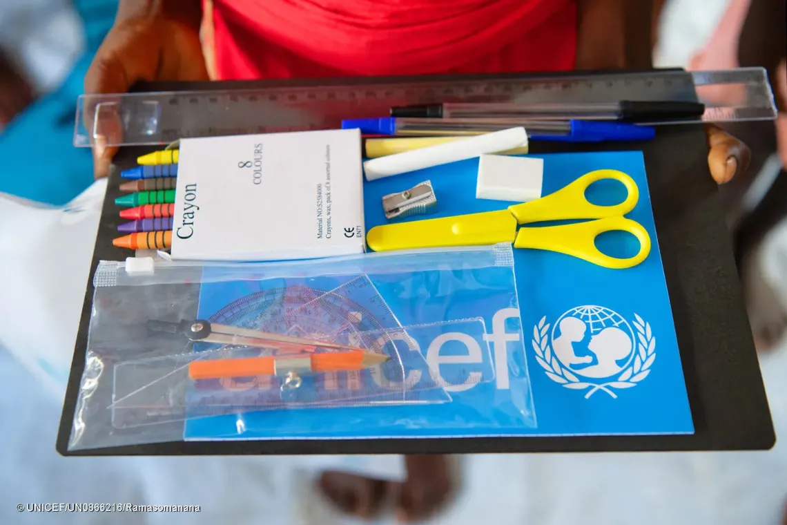Concernant les kits scolaires, ils sont compos&eacute;s de diverses fournitures, notamment des cahiers, des stylos, des crayons de couleur et une r&egrave;gle.