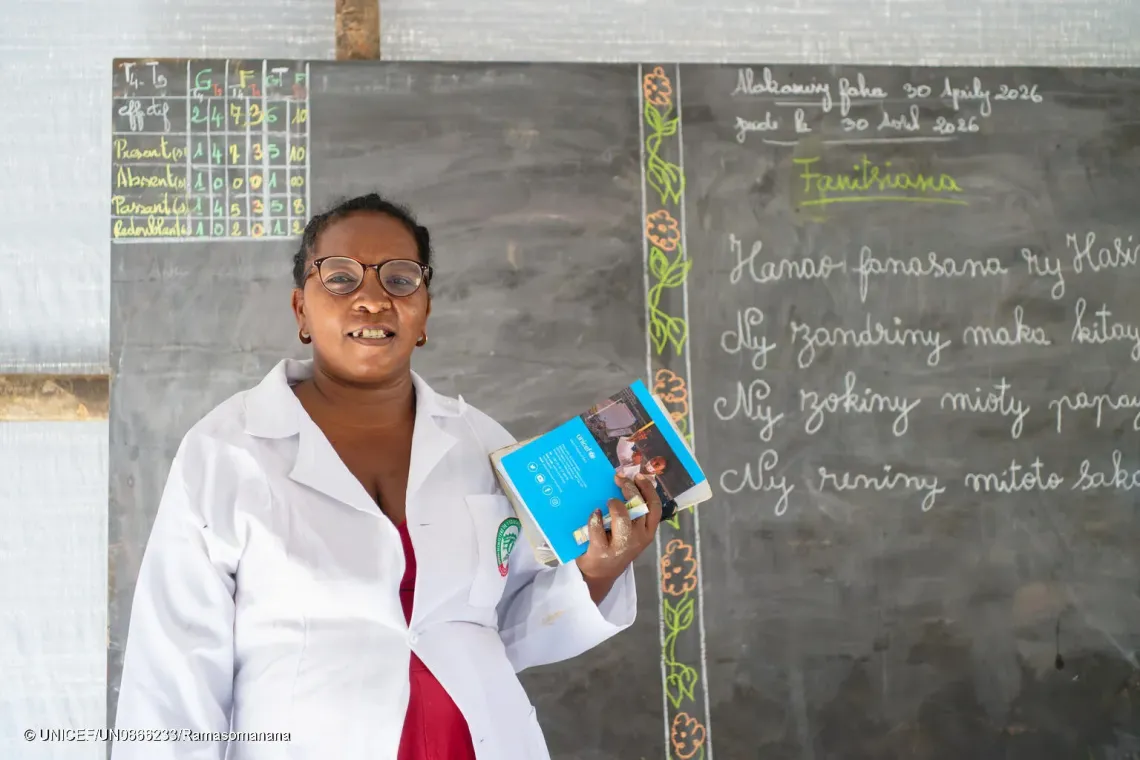 &laquo; Ces tentes nous ont permis de reprendre les cours, car les deux salles de classe ont &eacute;t&eacute; compl&egrave;tement d&eacute;truites par le cyclone Fytia &raquo;, Madame Gustave, directrice de l&rsquo;&eacute;cole primaire d&rsquo;Antanandava.