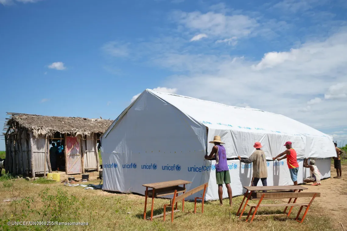 &Eacute;cole primaire publique d&rsquo;Antsakoamibata &ndash; des membres de la communaut&eacute; installent la b&acirc;che sur la structure en bois de la tente fournie par l&rsquo;UNICEF pour servir de salles de classe temporaires, apr&egrave;s les d&eacute;g&acirc;ts caus&eacute;s par le cyclone. 