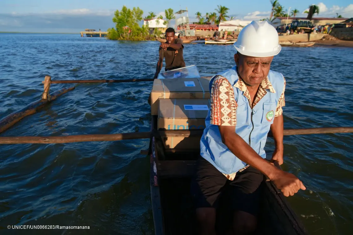 Le responsable de la division de planification du district scolaire met la main &agrave; la p&acirc;te et rame pour traverser la rivi&egrave;re en pirogue afin de rejoindre l&rsquo;autre rive, avant de poursuivre en voiture vers le village d&rsquo;Ankera.  
