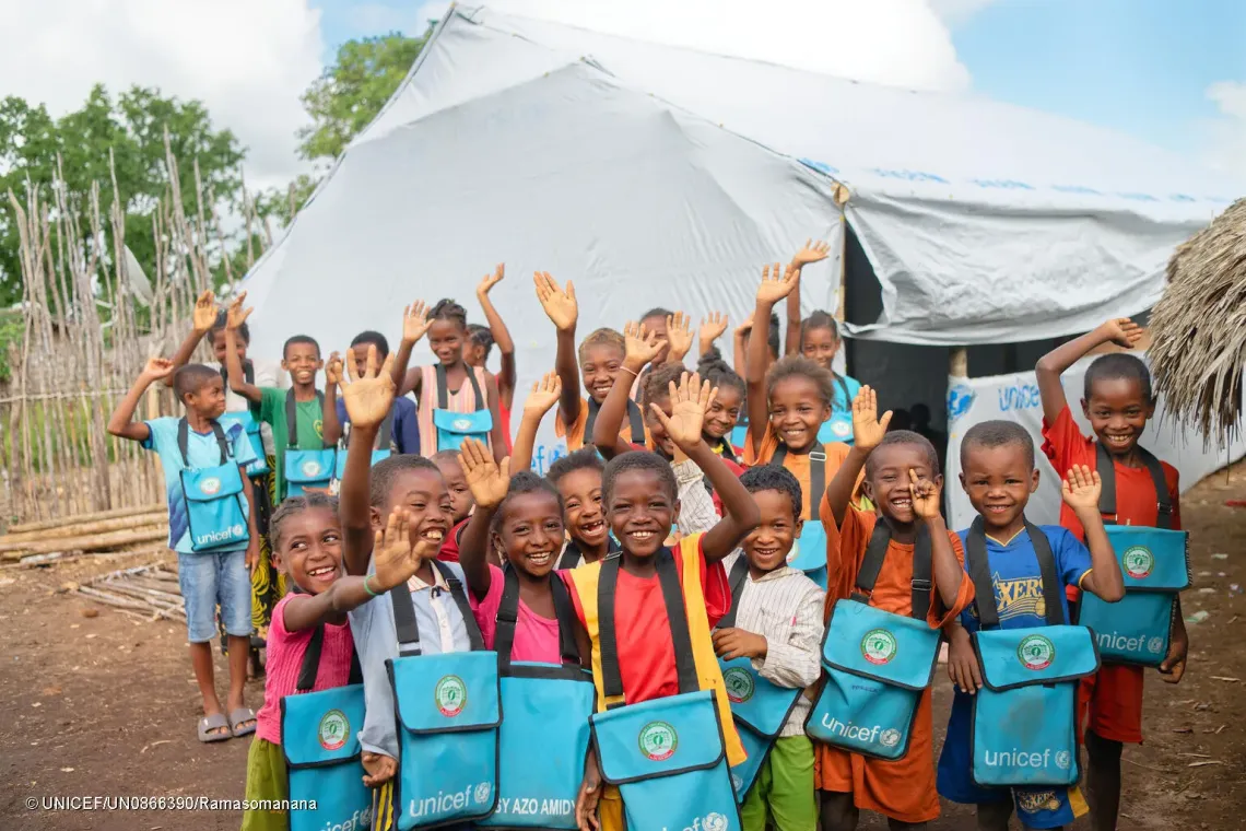 Le sourire des enfants, tr&egrave;s heureux d&rsquo;avoir re&ccedil;u les kits scolaires leur permettant de poursuivre leurs &eacute;tudes.
