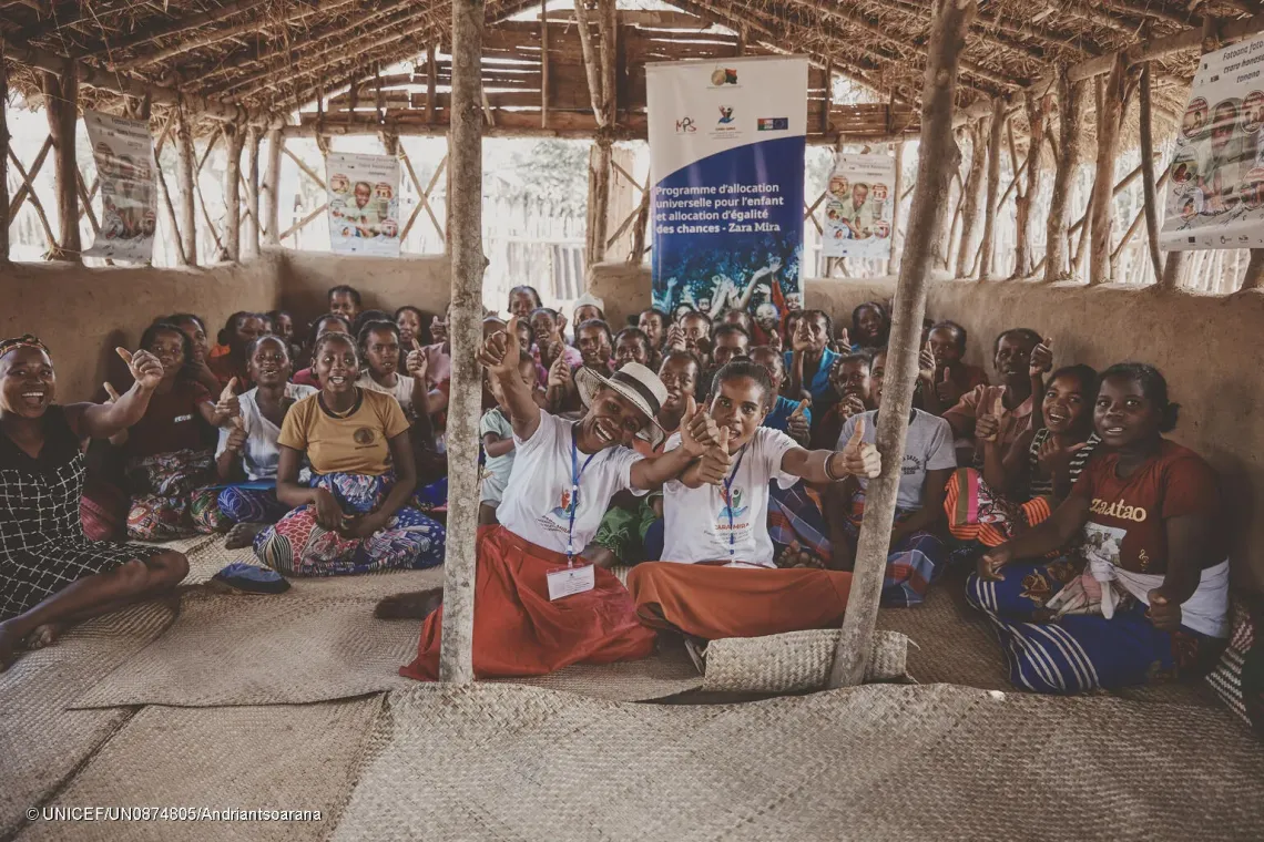 Les participantes se sont r&eacute;unies avec une Parent Leader. Kezia &agrave; la fin d&rsquo;une session communautaire du Sehatra Mahasoa. Organis&eacute;e dans cet espace d&rsquo;apprentissage collectif, la rencontre a rassembl&eacute; des familles engag&eacute;es dans des activit&eacute;s mises en &oelig;uvre dans le cadre du programme Zara Mira