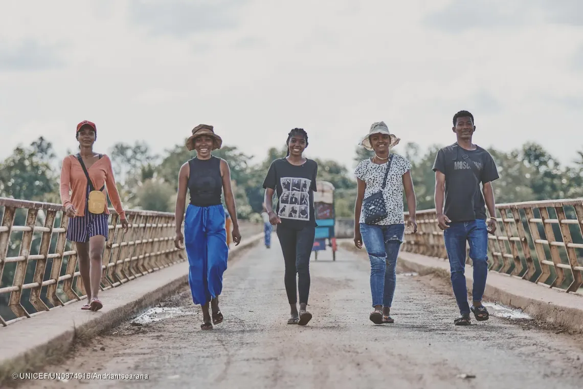 Portrait des jeunes volontaires traversant le pont de la Matitanana en direction du village de Fenorarivo. De gauche &agrave; droite : Gertrude, Edvine, Larissa, Rufina et Olin.