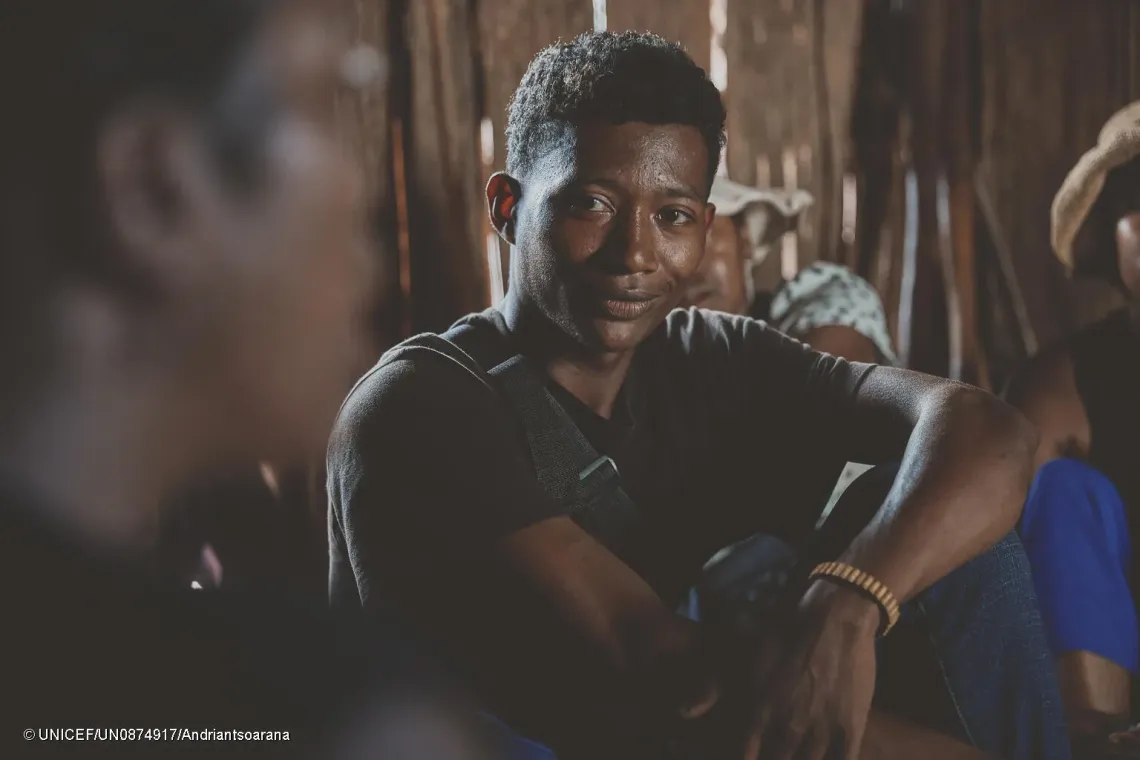 Portrait d&rsquo;Olin, 24 ans, lors d&rsquo;une s&eacute;ance de sensibilisation en porte-&agrave;-porte sur l&rsquo;importance de l&rsquo;&eacute;ducation des filles, dans un foyer du village.