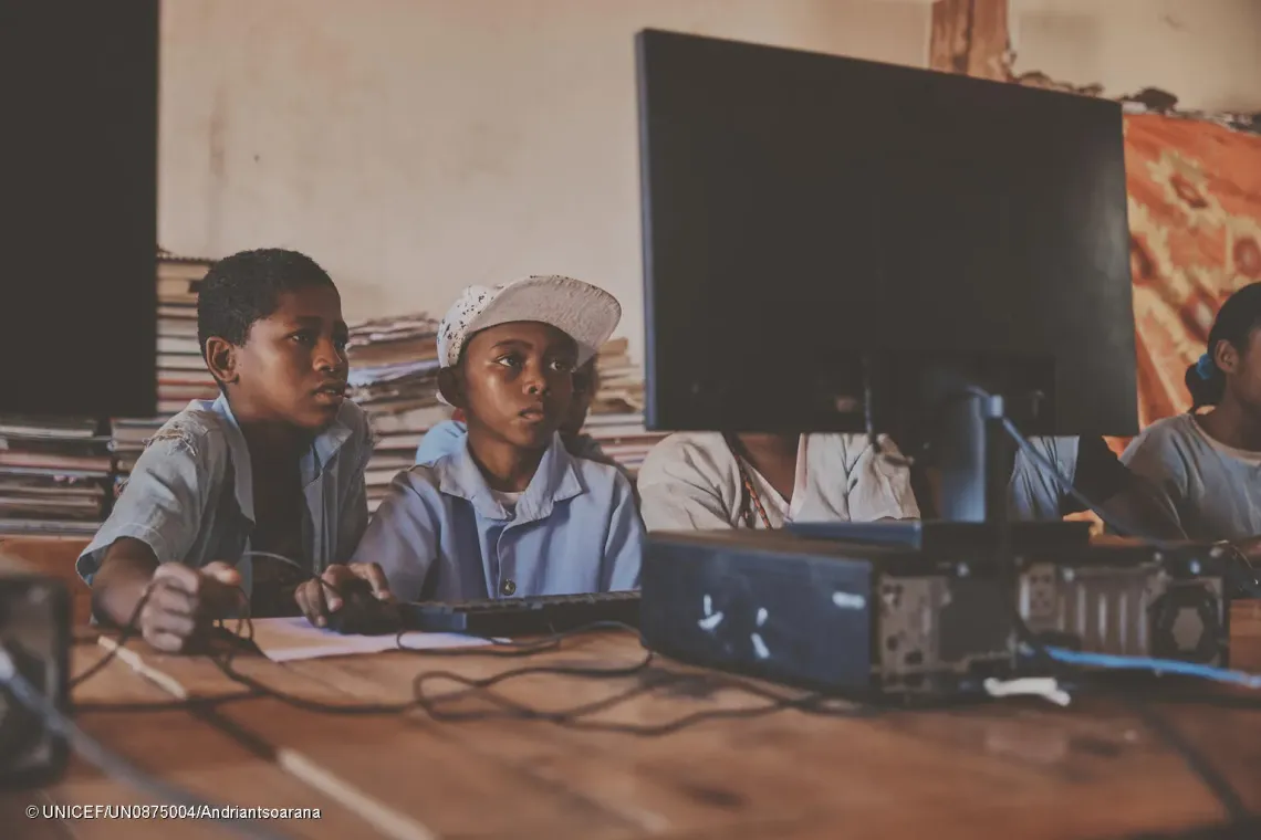 Privano (&agrave; droite), 13 ans, utilise un ordinateur dans le cadre des activit&eacute;s d&rsquo;apprentissage num&eacute;rique.