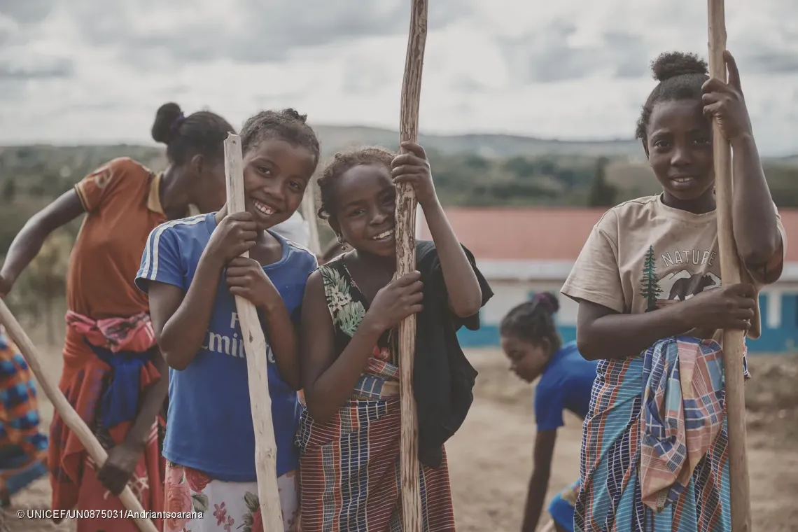 Talysyah (au milieu), 14 ans, parcourt jusqu'&agrave; trois heures de marche pour rejoindre le CFP. Elle y apprend des techniques agricoles modernes, esp&eacute;rant construire un avenir stable.