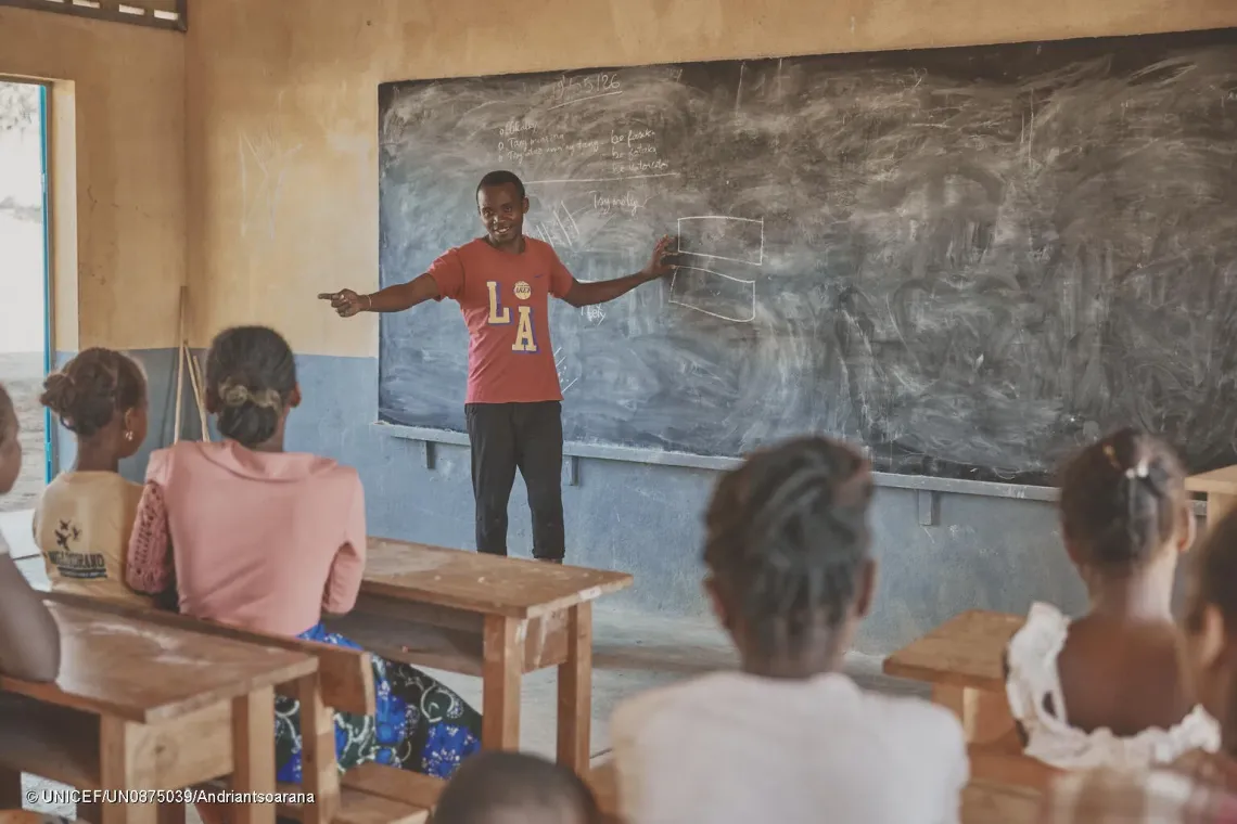 Denis, formateur au CFP de Vondrozo, dispense le cours th&eacute;orique en salle. Les apprenantes passent ensuite &agrave; la pratique directement sur les parcelles.