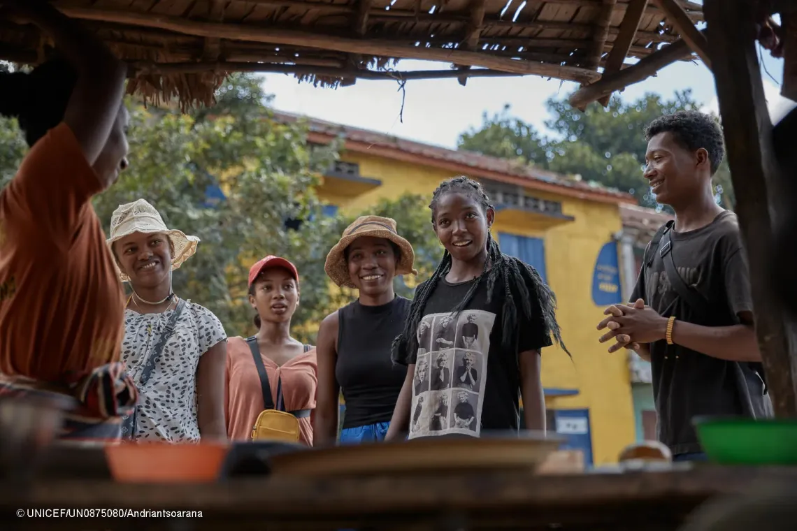 Men&eacute;e par Larissa (deuxi&egrave;me en partant de la droite), 22 ans, l&rsquo;&eacute;quipe de jeunes volontaires sensibilise une m&egrave;re &agrave; l&rsquo;entr&eacute;e du village &agrave; l&rsquo;importance de l&rsquo;&eacute;ducation des filles.