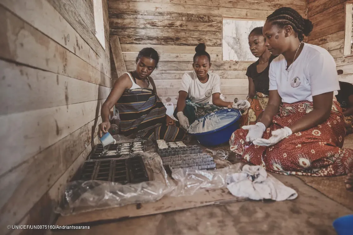 Raharimanana Lucie Adrienne, 29 ans, tr&eacute;sori&egrave;re de l&rsquo;association, verse les ingr&eacute;dients dans le moule pour fabriquer le savon, sous la supervision attentive de Marovavy (&agrave; droite), pr&eacute;sidente de l&rsquo;association.