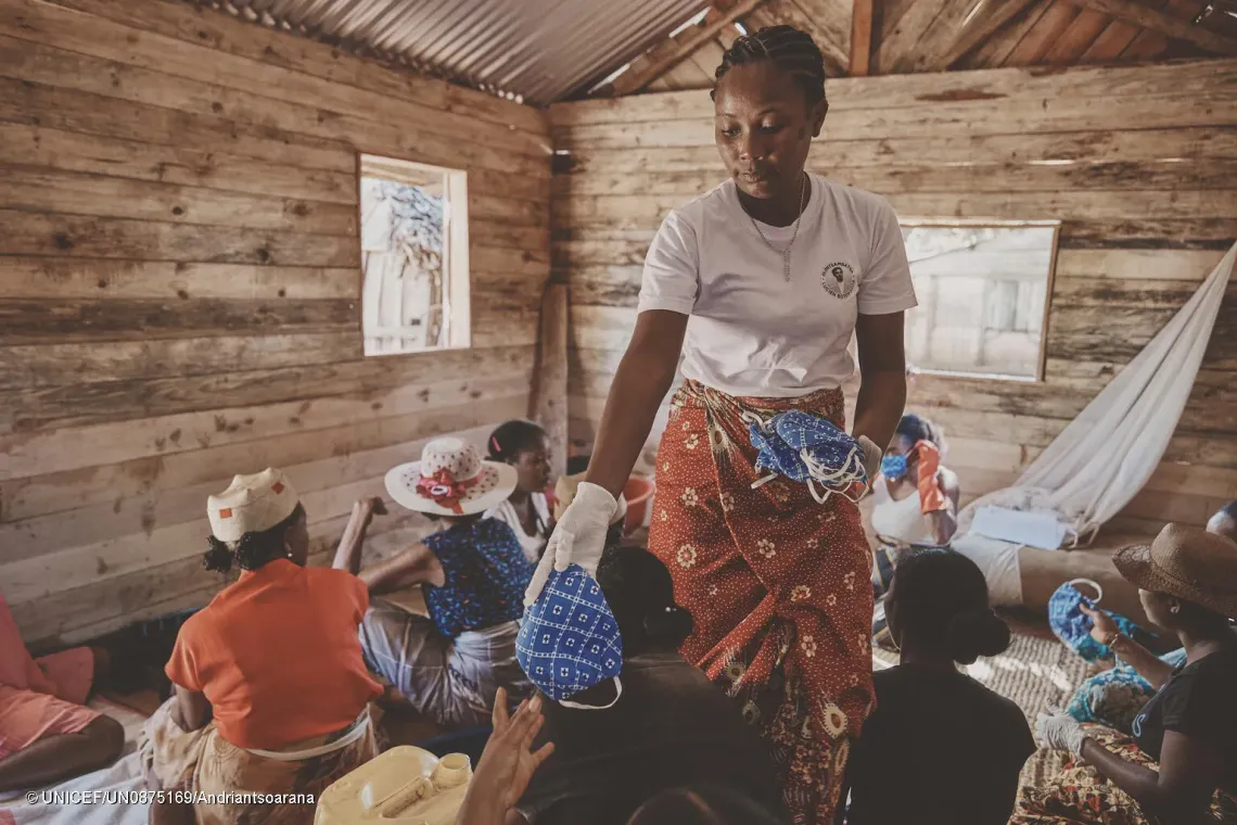 Rakotoarison Marovavy Damienne, 35 ans, pr&eacute;sidente et fondatrice de cette association, distribue des masques de protection avant la fabrication du savon destin&eacute; &agrave; la vente.