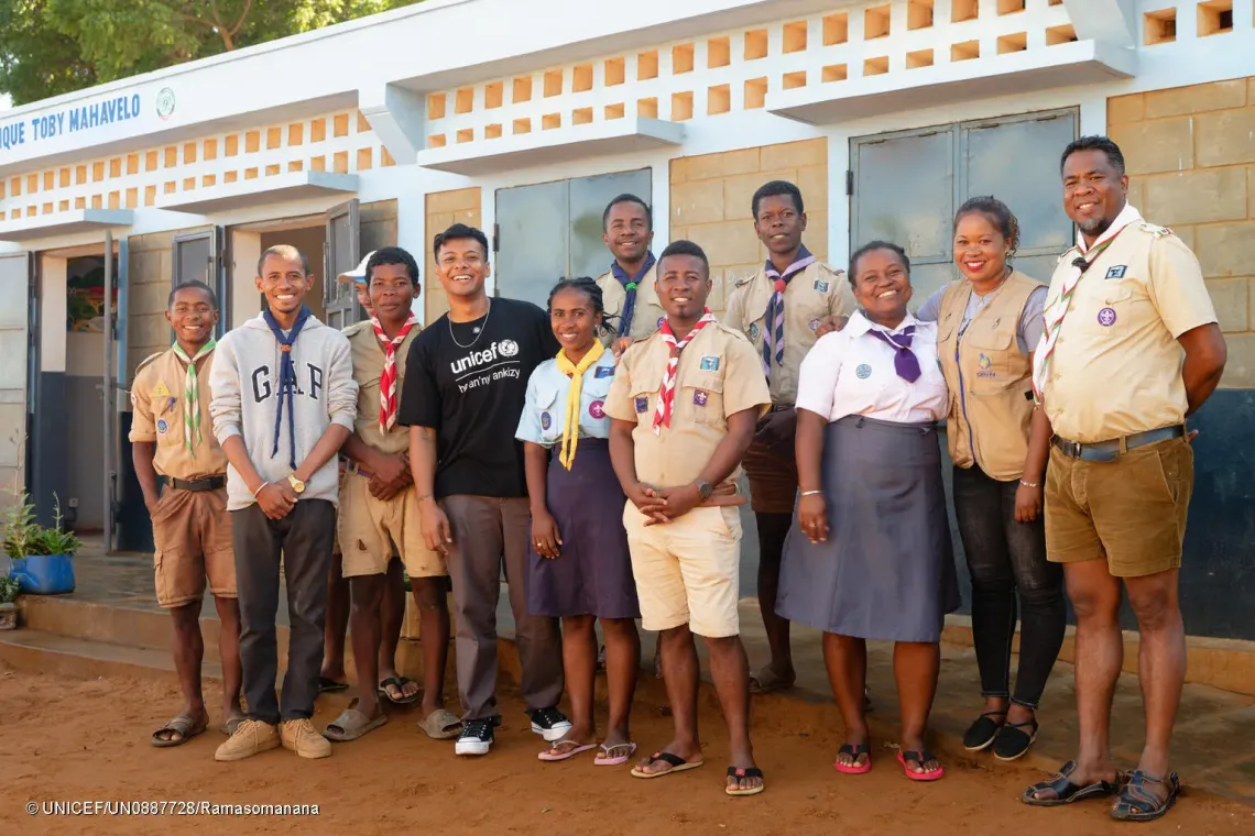 Ce partenariat entre l'UNICEF, l'ORN et les mouvements scouts Tily eto Madagasikara et Mpanazava eto Madagasikara permet de produire, &agrave; faible co&ucirc;t, des jouets destin&eacute;s aux sites communautaires, aux h&ocirc;pitaux, aux &eacute;tablissements pr&eacute;scolaires et aux sites d&rsquo;h&eacute;bergement temporaire lors des situations d&rsquo;urgence. La fabrication de ces jouets &agrave; partir de mat&eacute;riaux recycl&eacute;s b&eacute;n&eacute;ficie du soutien de la KfW, de la Principaut&eacute; de Monaco, du gouvernement des &Eacute;tats-Unis et d&rsquo;OCHA.