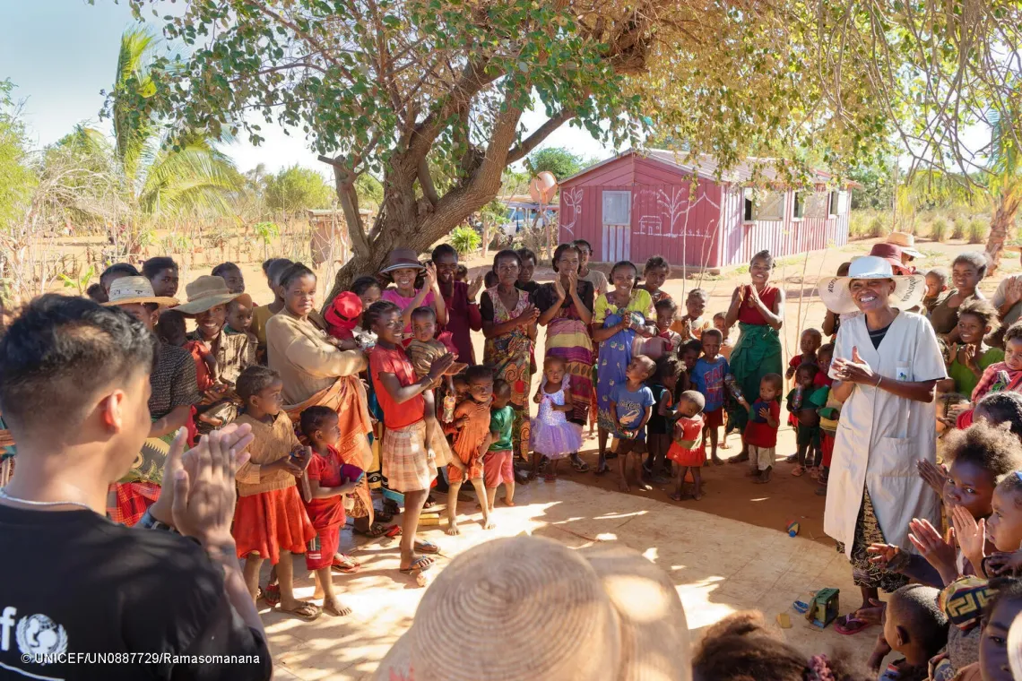 Sonjoasie Martine, agente communautaire de nutrition en charge du site de Malangy, anime les s&eacute;ances qui combinent parentalit&eacute; positive, discipline positive et jeux collectifs.  Au-del&agrave; de l'animation et de la sensibilisation, elle assure aussi le suivi nutritionnel des enfants du site, avec chaque semaine des s&eacute;ances de pes&eacute;e et de mesure du p&eacute;rim&egrave;tre brachial.