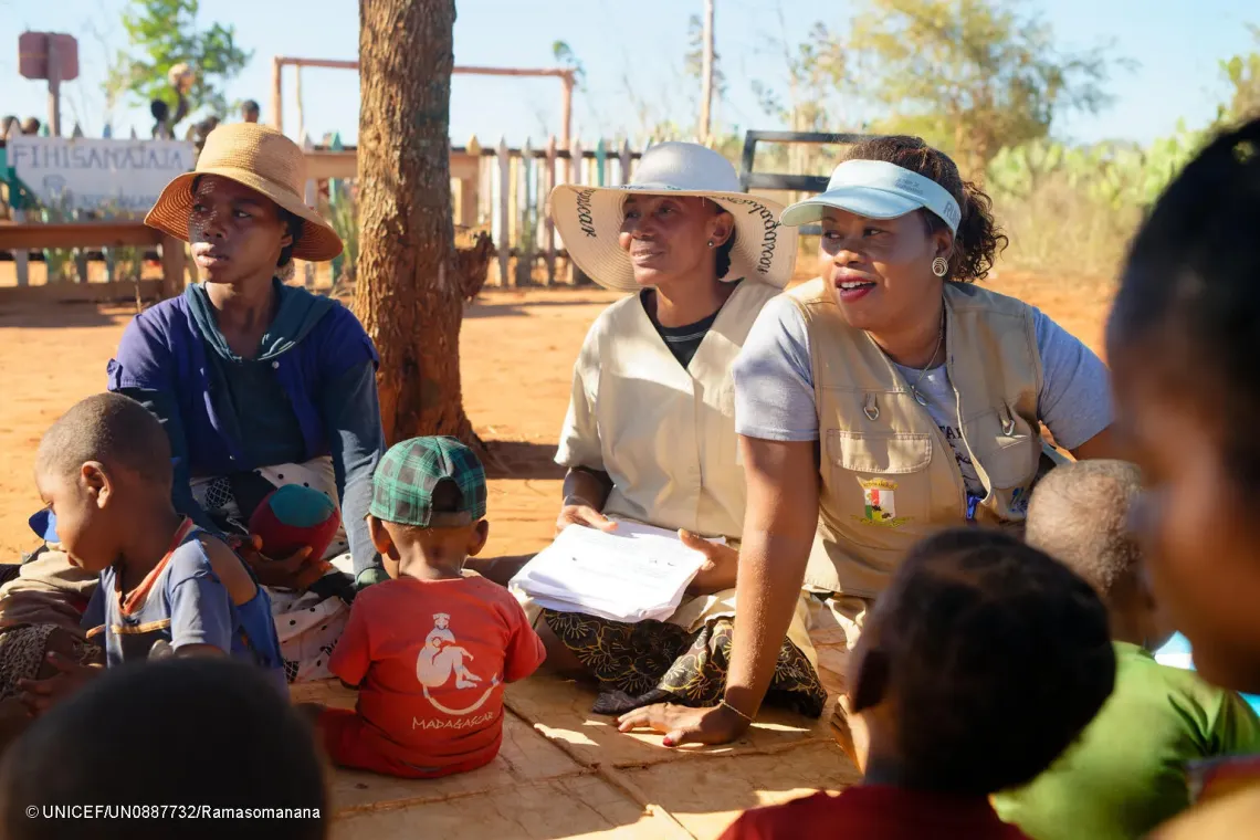 Antrananahary, facilitatrice de l'Office R&eacute;gional de Nutrition (ORN) de la R&eacute;gion Androy est aux c&ocirc;t&eacute;s de Sonjoasie Martine, qui anime une s&eacute;ance de sensibilisation sur l'importance des premiers mois de la vie.