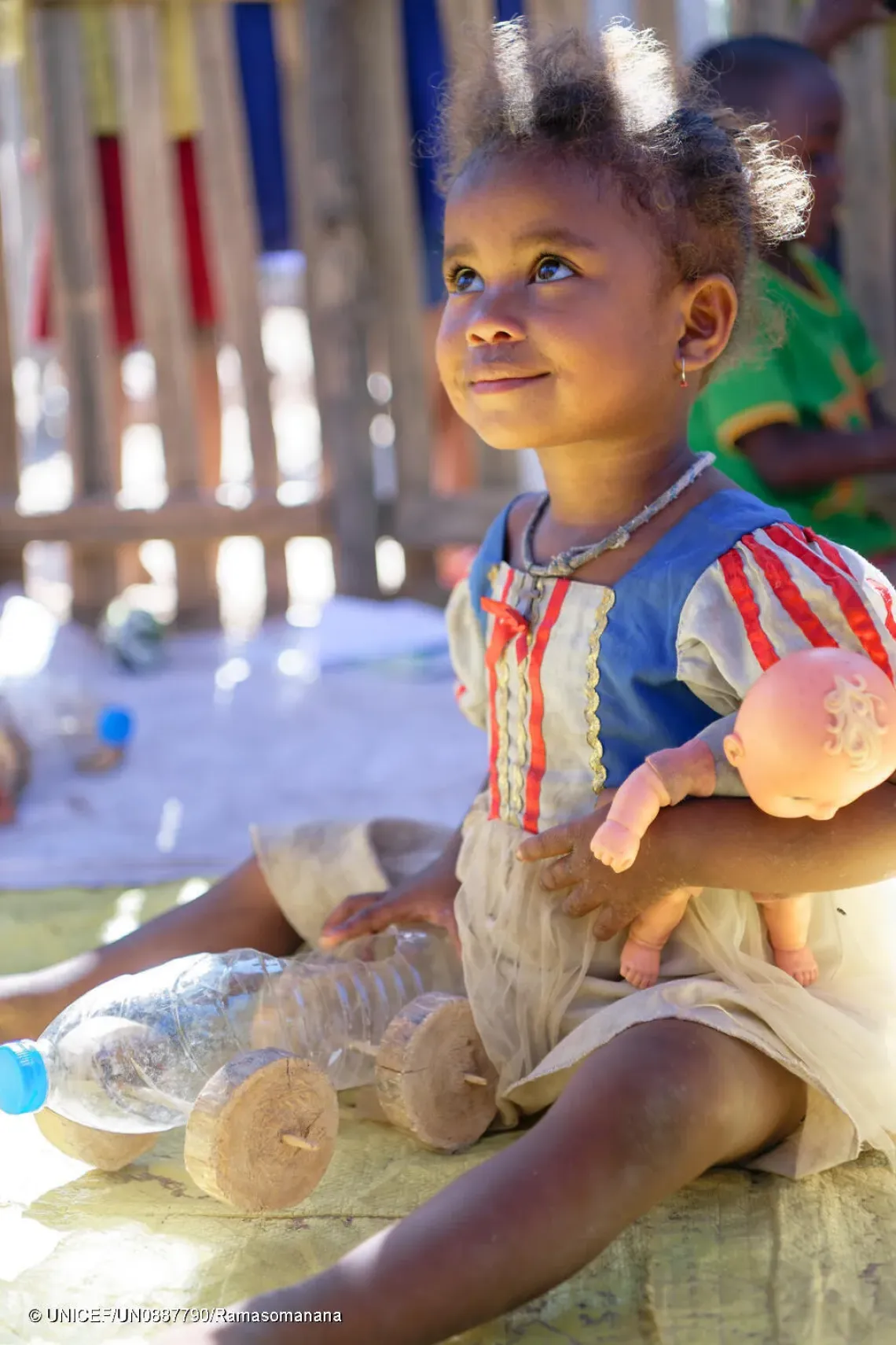 Tsodranoe, 2 ans, jouent dans l&rsquo;Espace Mandady de son village d&rsquo;Ambotake, Sud de Madagascar.