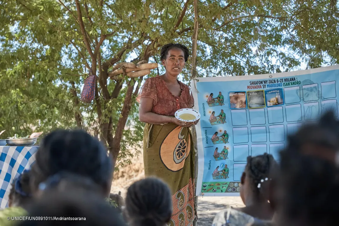 Lianisoee Paulette, m&egrave;re leader, anime une s&eacute;ance de sensibilisation destin&eacute;e aux m&egrave;res &agrave; l'aide d'un bol alimentaire et de supports visuels &eacute;ducatifs.