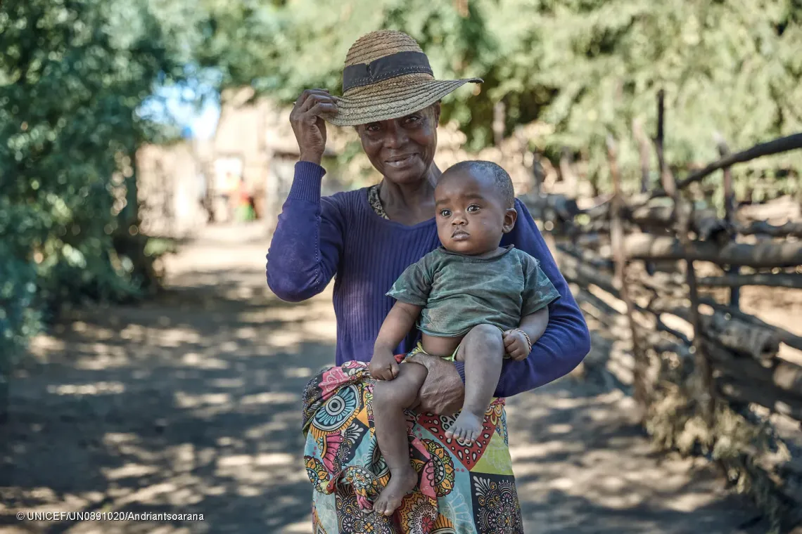 Maho Seraphine, grand-m&egrave;re de Jacky, &acirc;g&eacute; de six mois, participe r&eacute;guli&egrave;rement aux s&eacute;ances du groupe de soutien communautaire de son village.
