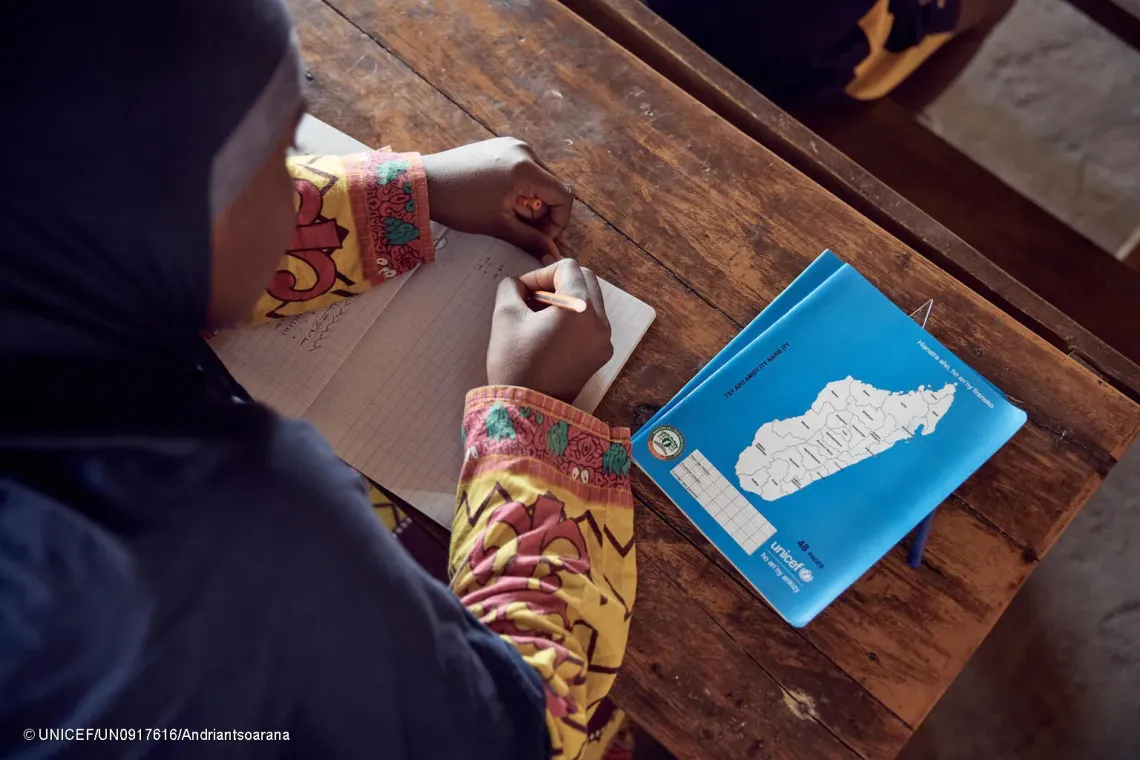 Jinah recopie la le&ccedil;on dans son cahier fourni par l&rsquo;UNICEF.