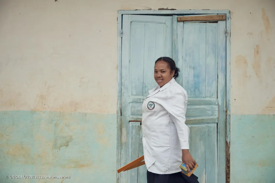 Portrait de Bao Moditsara, enseignante et encadreur du cours Teaching at the Right Level &agrave; l&rsquo;&eacute;cole primaire publique de Tsaragisa. 