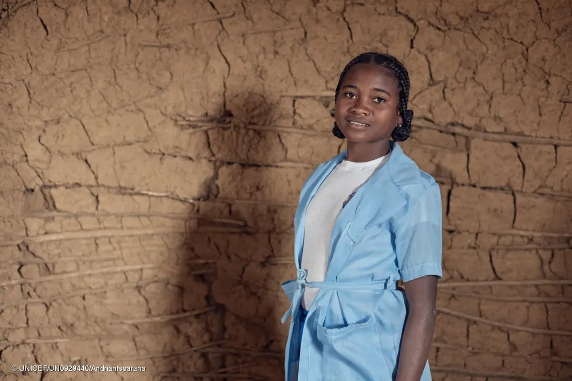 Portrait de Medecin, 14 ans. Elle &eacute;tait auparavant d&eacute;scolaris&eacute;e. Gr&acirc;ce aux cours de rattrapage, elle a pu retourner &agrave; l&rsquo;&eacute;cole.