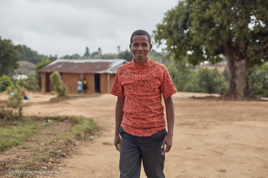 Portrait de Ramanantsoa Philbert, Chef du village et membre du comit&eacute; de gestion de l&rsquo;&eacute;cole.