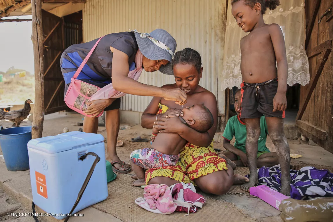 Le vaccinateur, un autre membre de l’équipe commence alors à administrer les deux doses du vaccin contre la polio aux enfants de moins de 15 ans, tout en s’assurant d’avoir l’accord de leurs parents.
