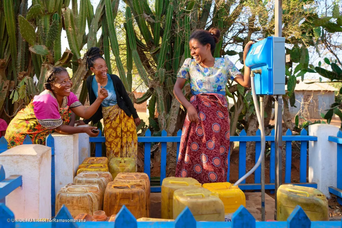 La t&acirc;che de puiser de l'eau &agrave; la fontaine est principalement assum&eacute;e par les femmes