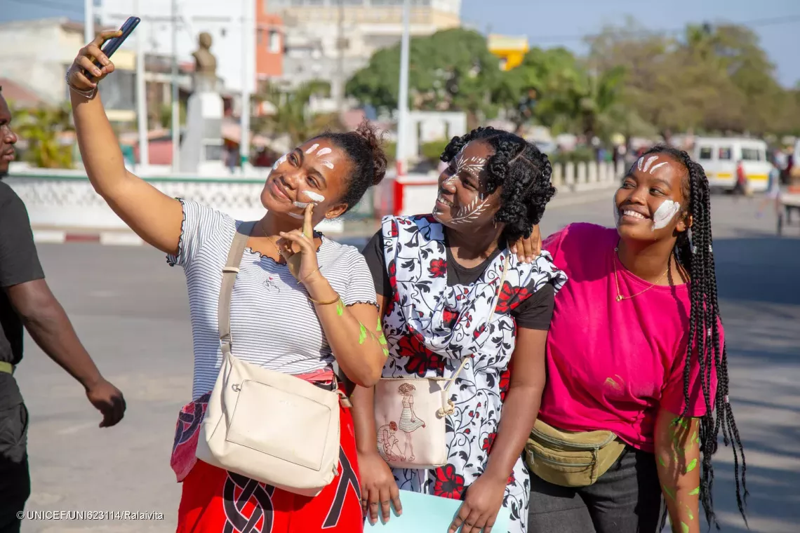 Quelques jeunes membres de la plateforme font un selfie avant le d&eacute;part du festival de l&rsquo;&eacute;cologie dans la ville de Majunga.